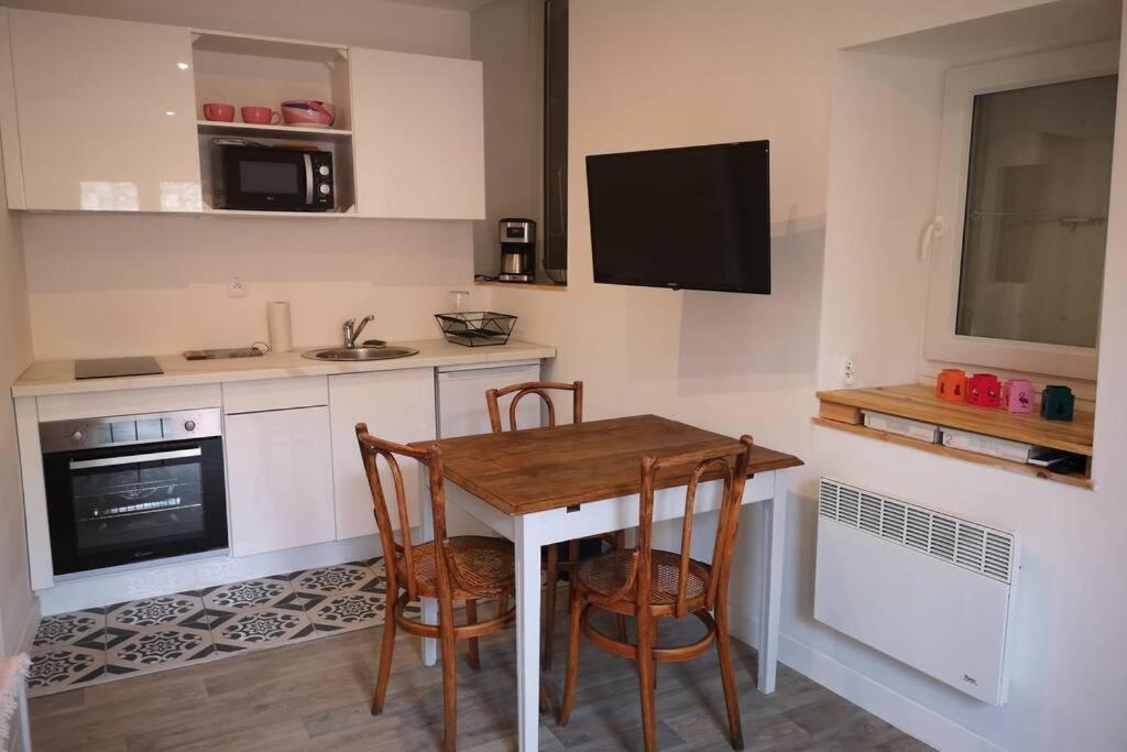 Maison De Village Meublee Avec Terrasse Donzère Exterior foto